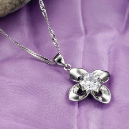 Maailmanlaajuisesti Tunnettu Naisten Platinapäällysteinen Titaanikaulakoru Timanteilla
